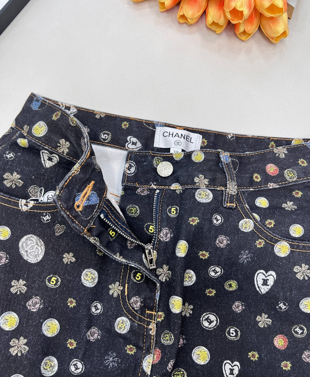 🆕CHANEL新款小香风Chanel 2025B秋冬新款系列，3D打印彩色满印双色黑白牛仔裤👖～大胆的秀