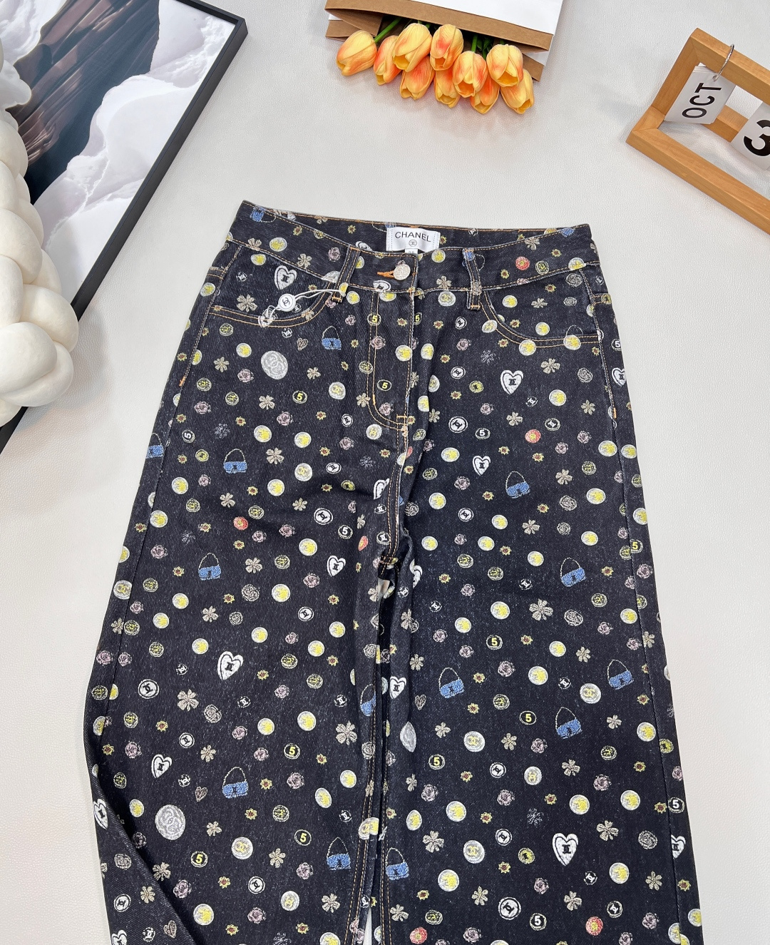 🆕CHANEL新款小香风Chanel 2025B秋冬新款系列，3D打印彩色满印双色黑白牛仔裤👖～大胆的秀