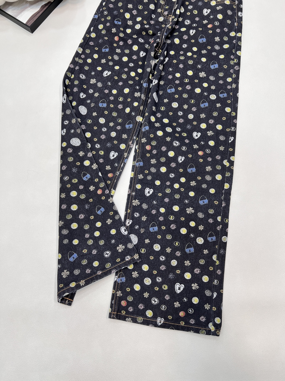 🆕CHANEL新款小香风Chanel 2025B秋冬新款系列，3D打印彩色满印双色黑白牛仔裤👖～大胆的秀