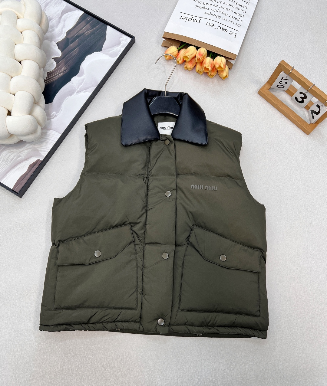 🆕MiuMiu25Fw秋冬新款撞色真牛皮翻领无袖羽绒服马甲丨⚠独家yb开发！高版出品！撞色真牛皮翻领是视