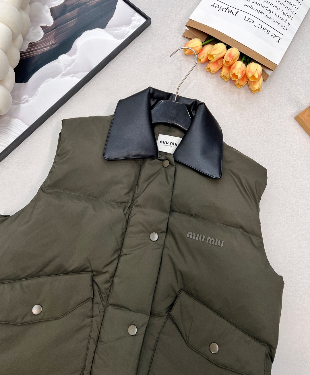 🆕MiuMiu25Fw秋冬新款撞色真牛皮翻领无袖羽绒服马甲丨⚠独家yb开发！高版出品！撞色真牛皮翻领是视