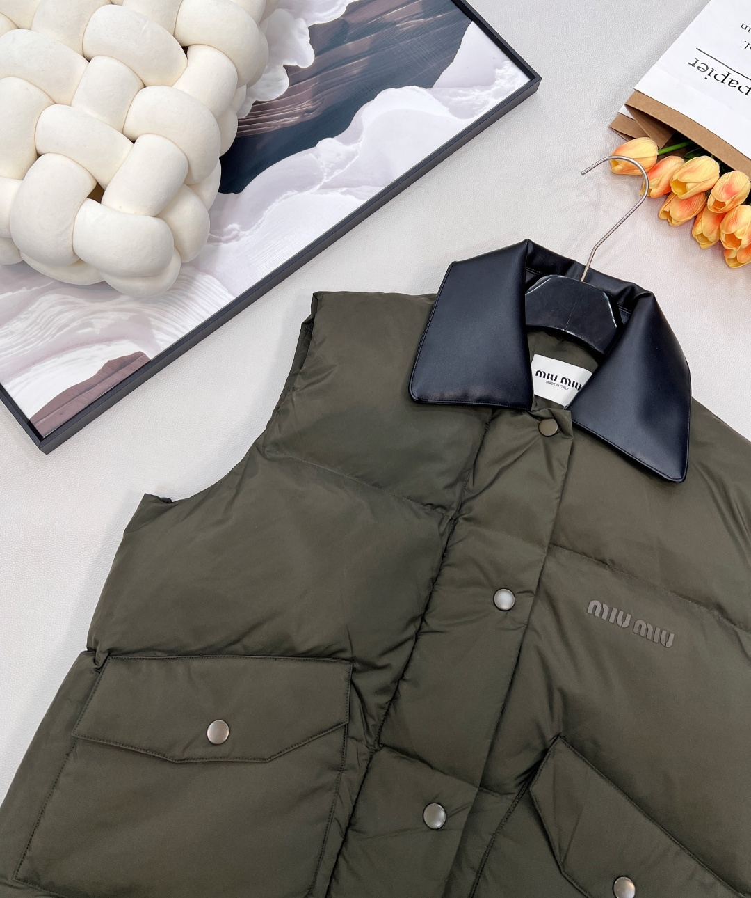 🆕MiuMiu25Fw秋冬新款撞色真牛皮翻领无袖羽绒服马甲丨⚠独家yb开发！高版出品！撞色真牛皮翻领是视