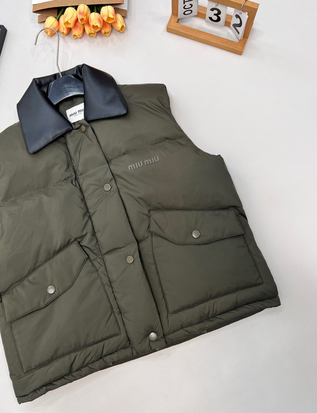 🆕MiuMiu25Fw秋冬新款撞色真牛皮翻领无袖羽绒服马甲丨⚠独家yb开发！高版出品！撞色真牛皮翻领是视