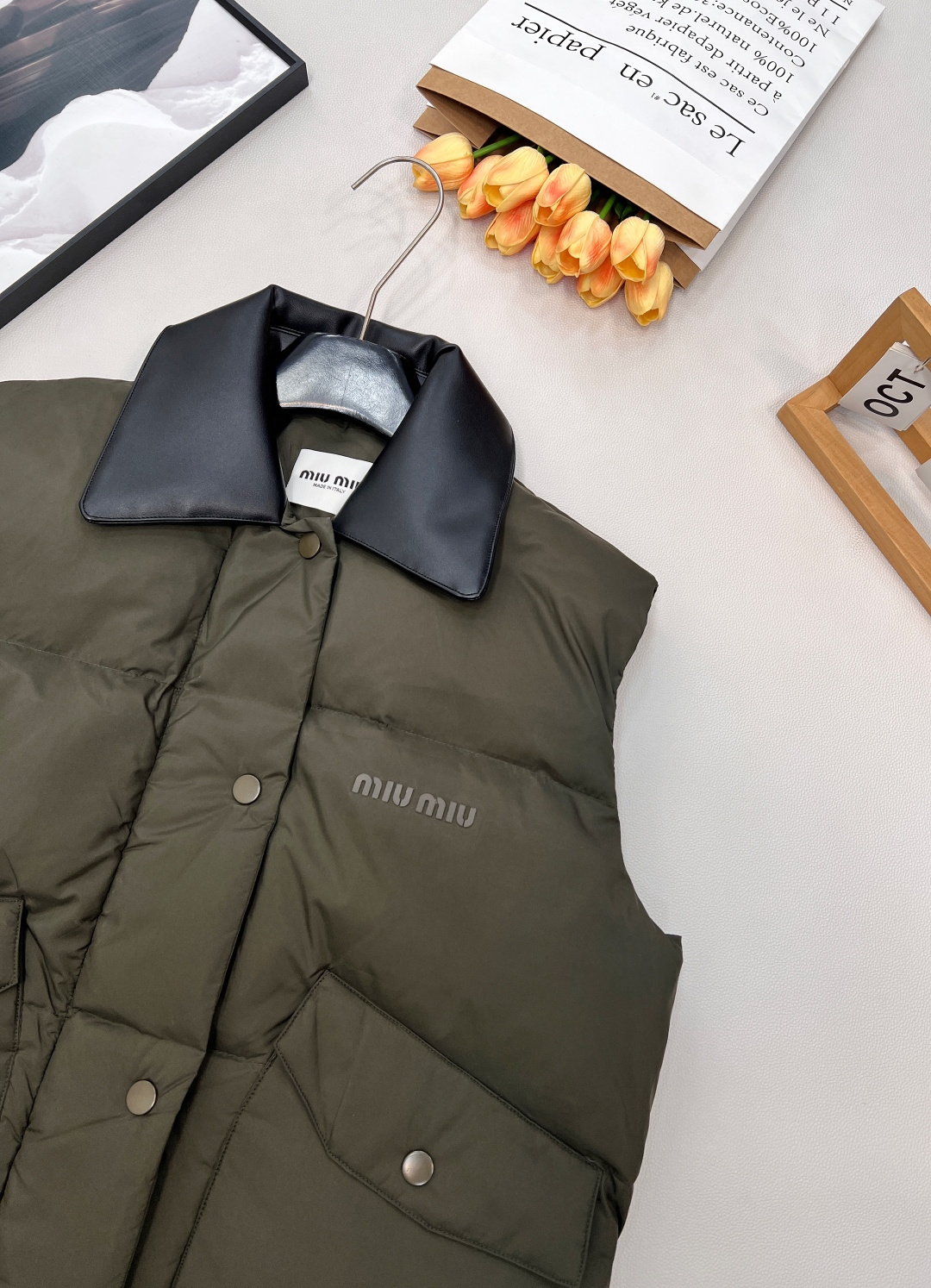 🆕MiuMiu25Fw秋冬新款撞色真牛皮翻领无袖羽绒服马甲丨⚠独家yb开发！高版出品！撞色真牛皮翻领是视