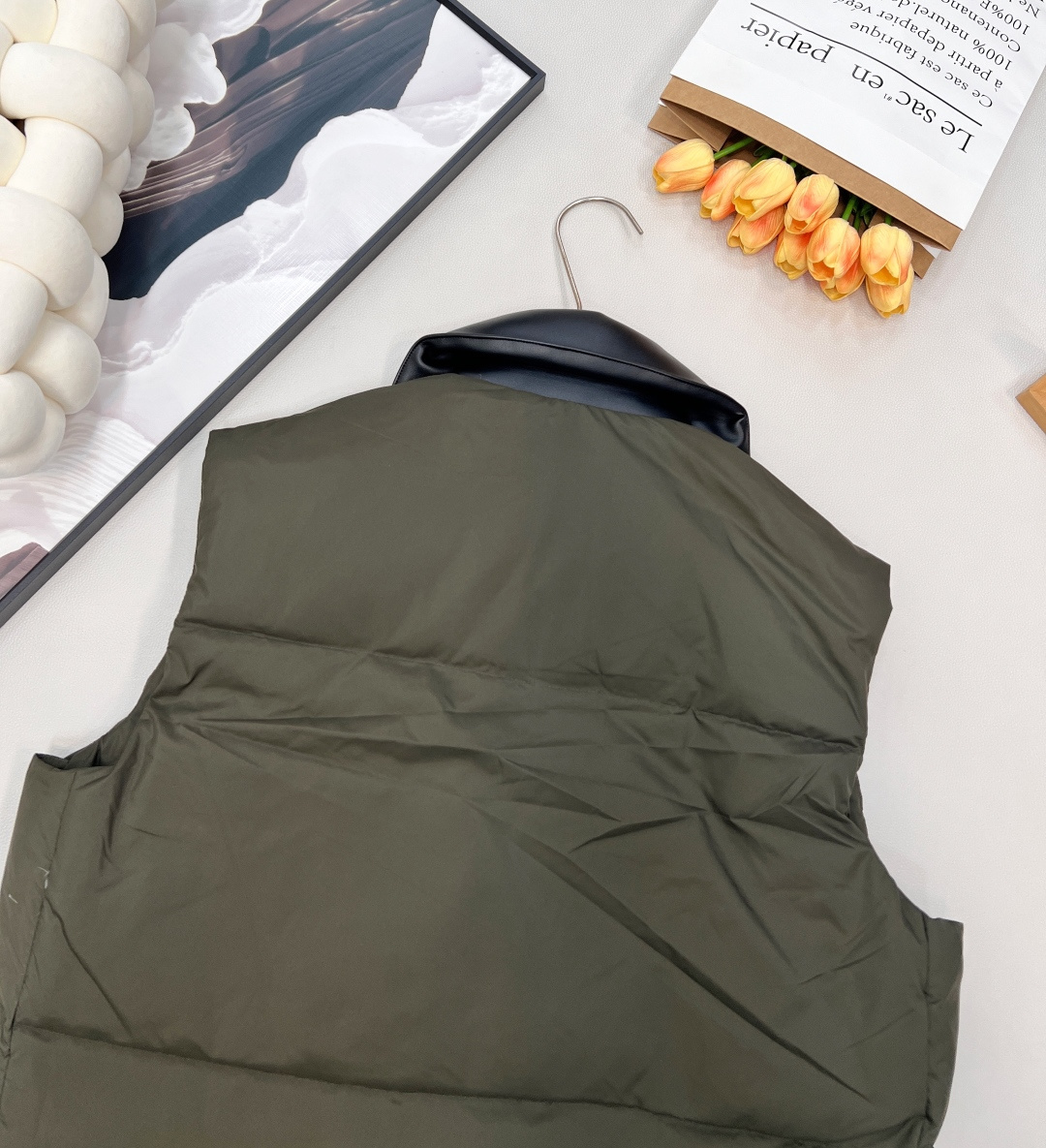 🆕MiuMiu25Fw秋冬新款撞色真牛皮翻领无袖羽绒服马甲丨⚠独家yb开发！高版出品！撞色真牛皮翻领是视