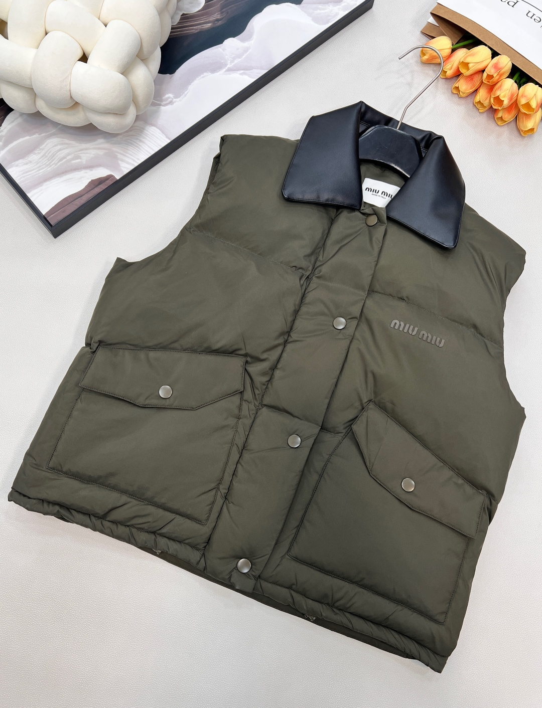 🆕MiuMiu25Fw秋冬新款撞色真牛皮翻领无袖羽绒服马甲丨⚠独家yb开发！高版出品！撞色真牛皮翻领是视