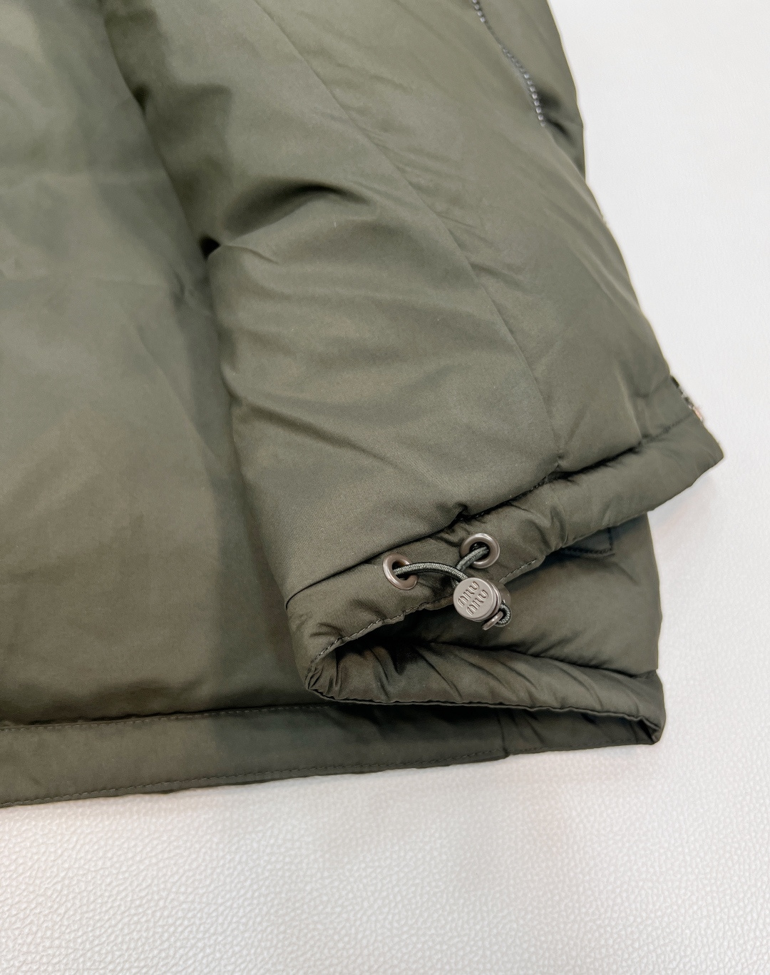 🆕MiuMiu25Fw秋冬新款撞色真牛皮翻领无袖羽绒服马甲丨⚠独家yb开发！高版出品！撞色真牛皮翻领是视