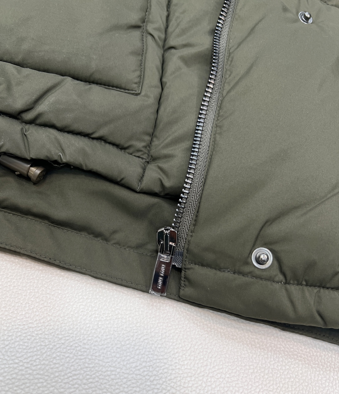 🆕MiuMiu25Fw秋冬新款撞色真牛皮翻领无袖羽绒服马甲丨⚠独家yb开发！高版出品！撞色真牛皮翻领是视