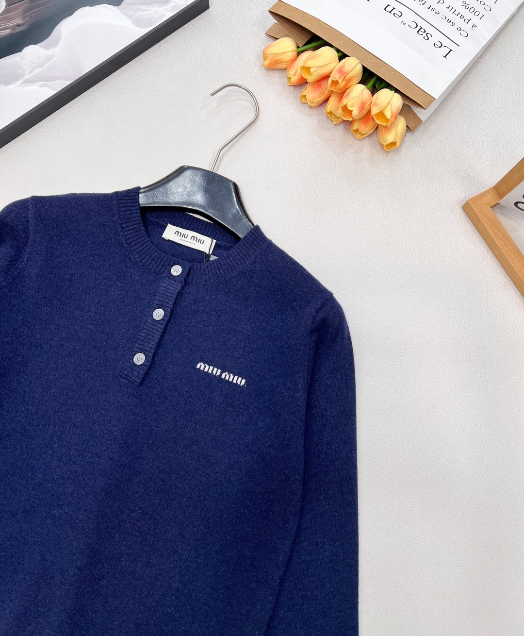 🆕Miumiu2025新款纽扣半开襟针织长袖，定制YB羊毛纱线织造，质感高级，舒适柔软，圆领针织长袖剪裁