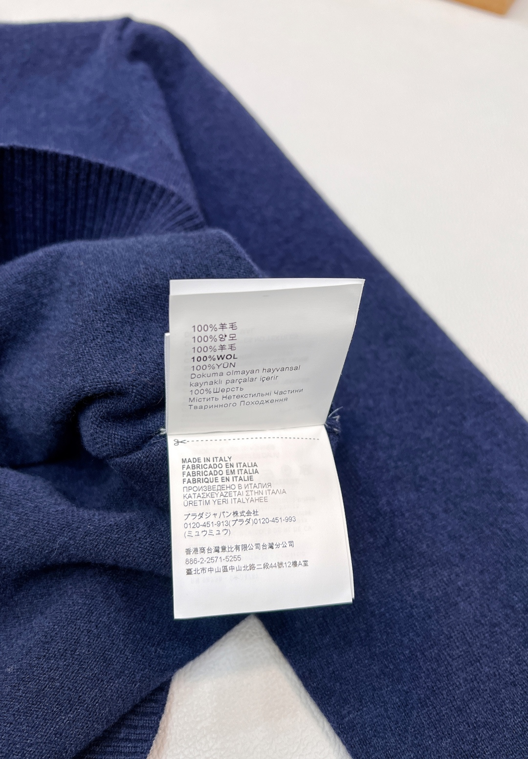 🆕Miumiu2025新款纽扣半开襟针织长袖，定制YB羊毛纱线织造，质感高级，舒适柔软，圆领针织长袖剪裁