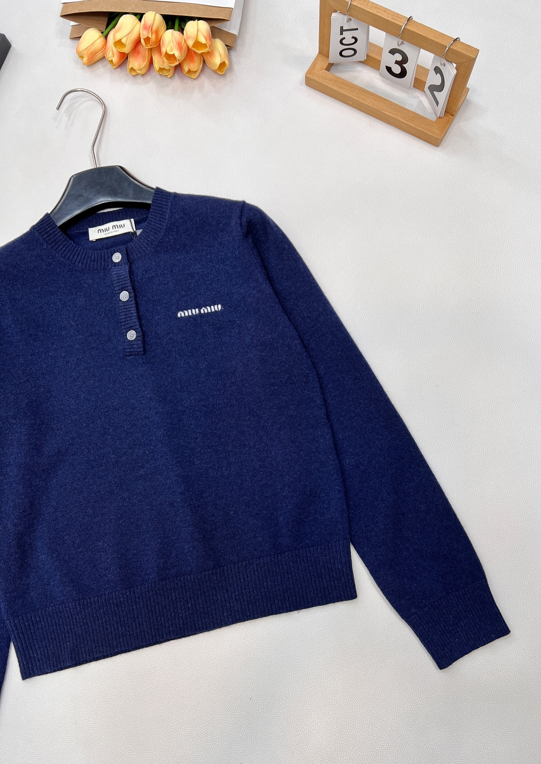 🆕Miumiu2025新款纽扣半开襟针织长袖，定制YB羊毛纱线织造，质感高级，舒适柔软，圆领针织长袖剪裁