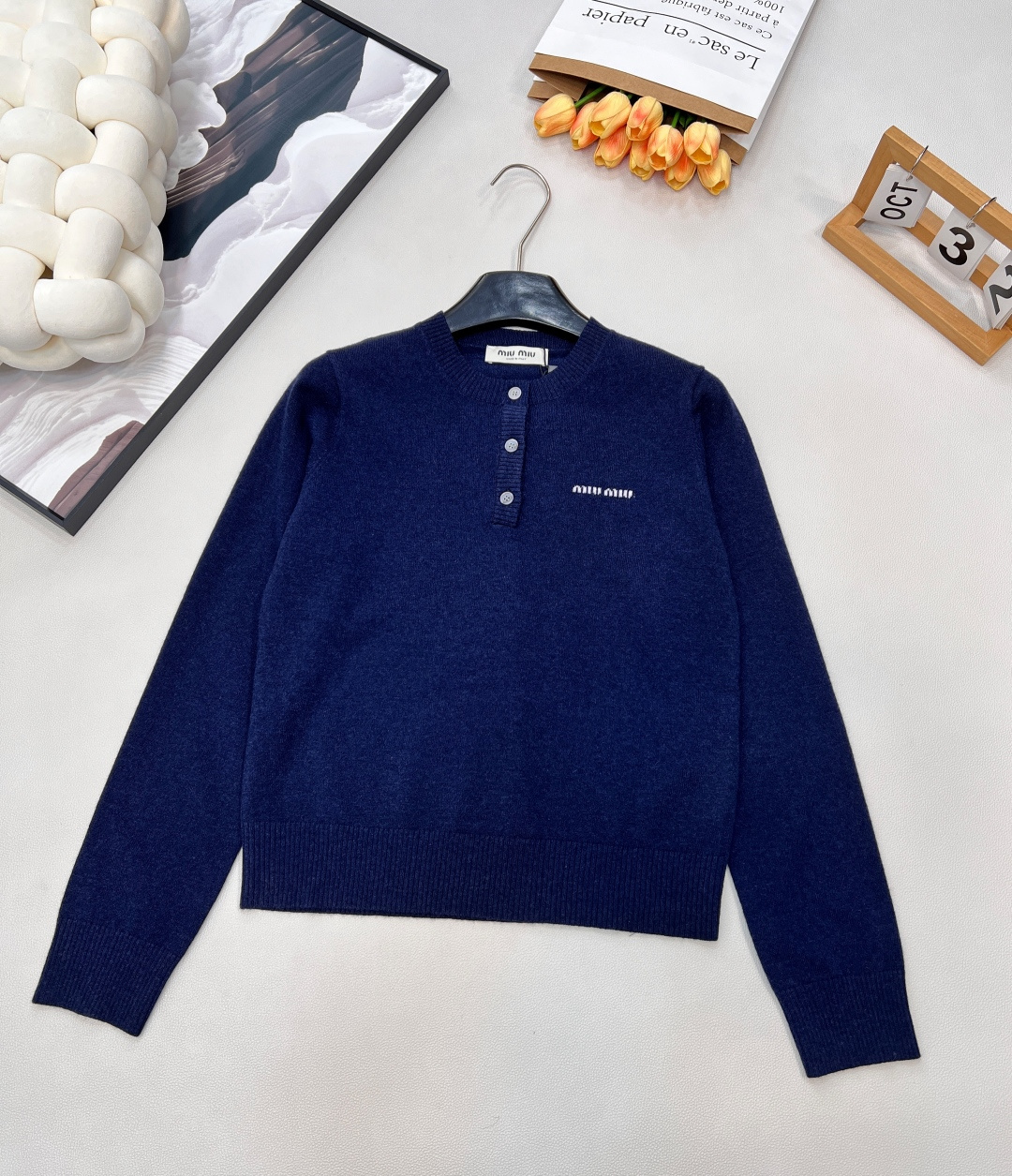 🆕Miumiu2025新款纽扣半开襟针织长袖，定制YB羊毛纱线织造，质感高级，舒适柔软，圆领针织长袖剪裁