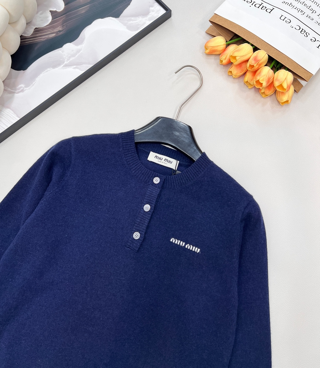 🆕Miumiu2025新款纽扣半开襟针织长袖，定制YB羊毛纱线织造，质感高级，舒适柔软，圆领针织长袖剪裁