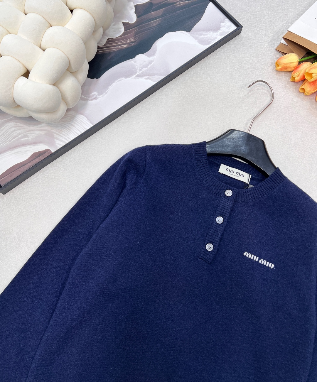 🆕Miumiu2025新款纽扣半开襟针织长袖，定制YB羊毛纱线织造，质感高级，舒适柔软，圆领针织长袖剪裁