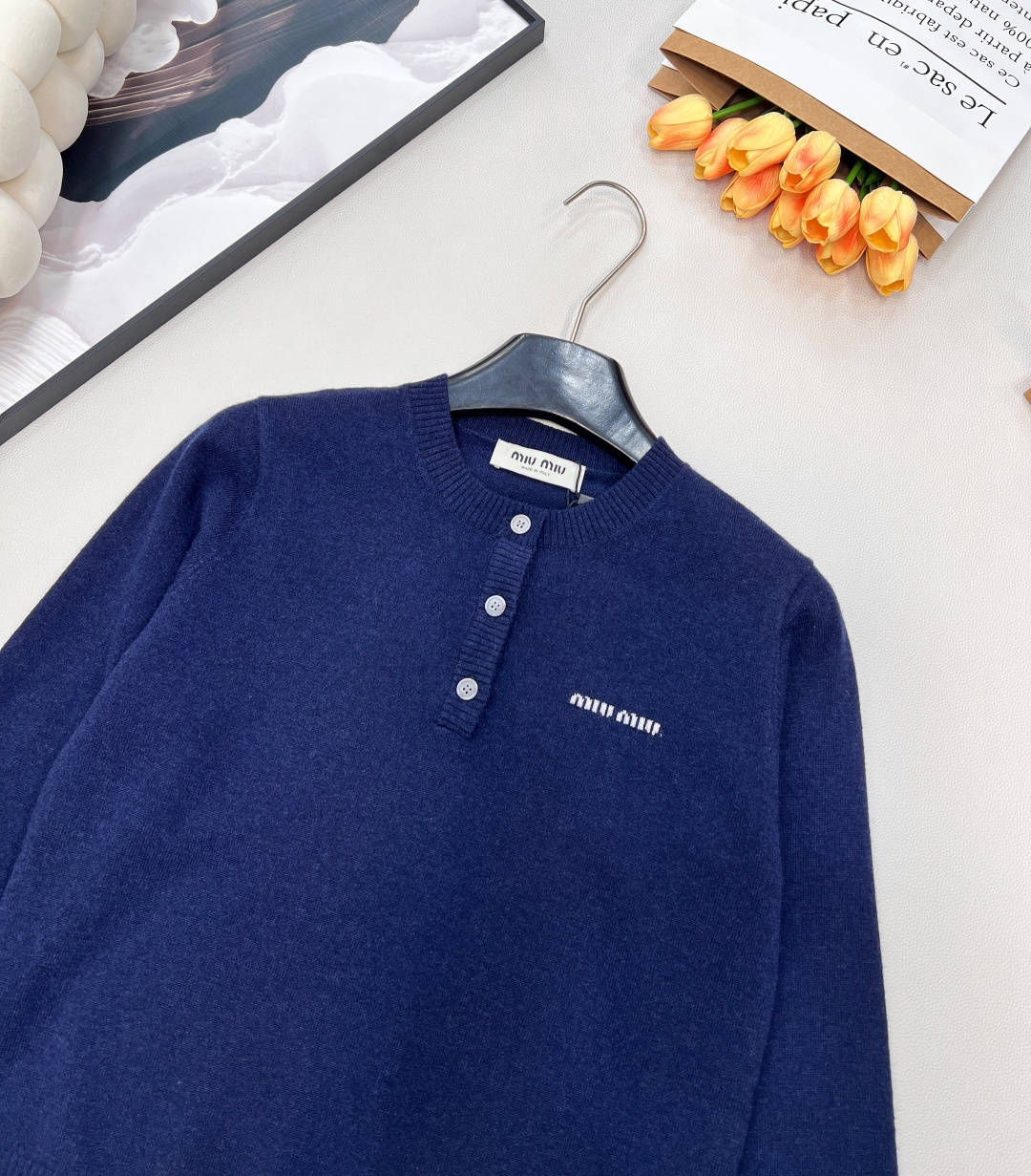 🆕Miumiu2025新款纽扣半开襟针织长袖，定制YB羊毛纱线织造，质感高级，舒适柔软，圆领针织长袖剪裁