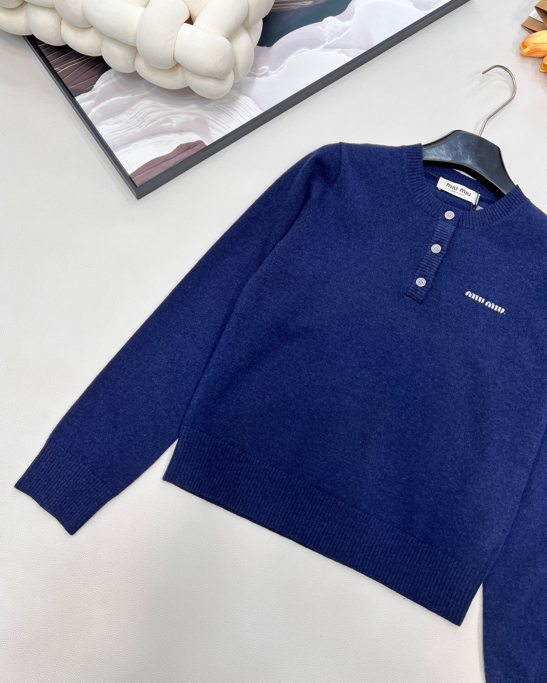 🆕Miumiu2025新款纽扣半开襟针织长袖，定制YB羊毛纱线织造，质感高级，舒适柔软，圆领针织长袖剪裁