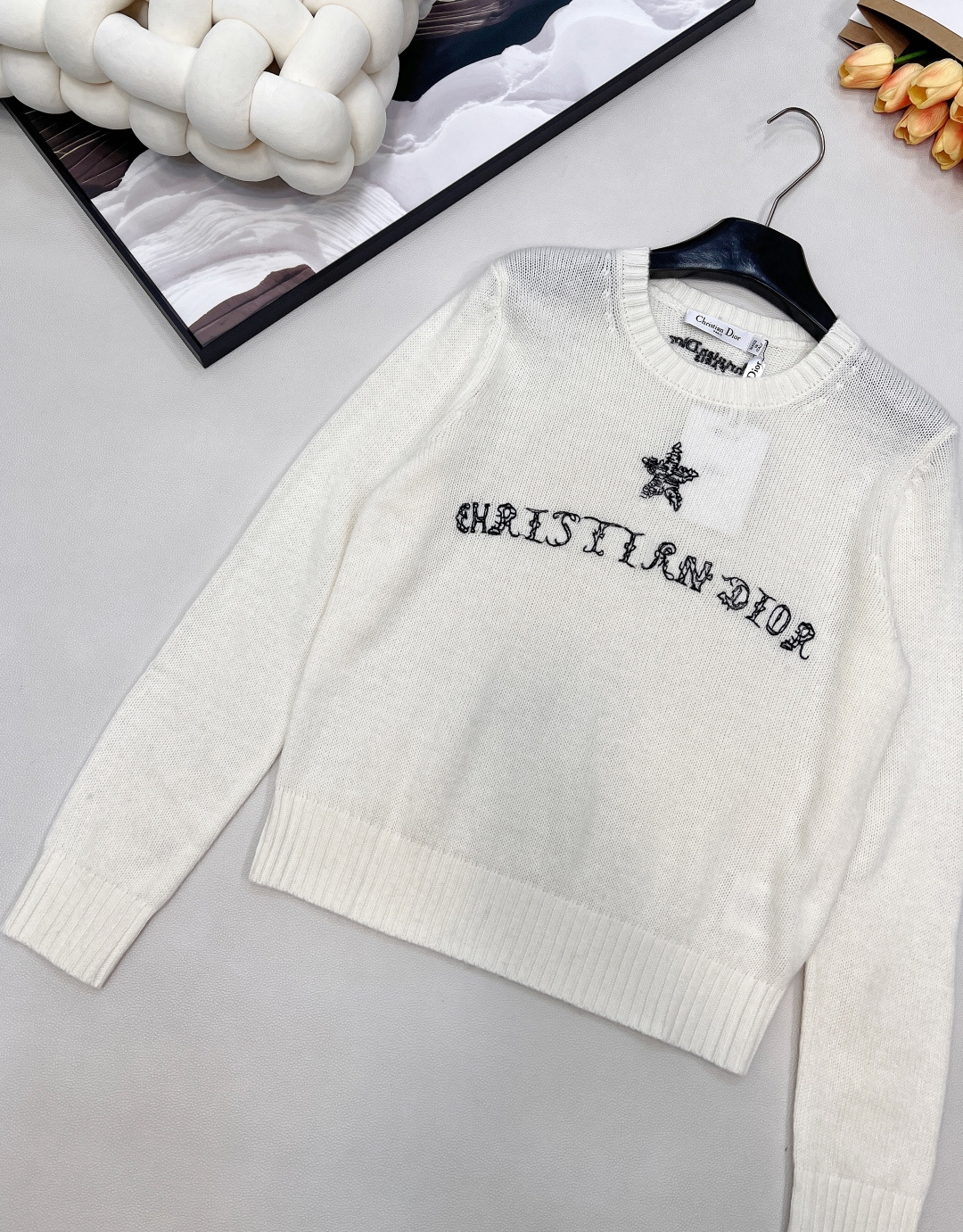 🆕 DIOR 幸运五角星刺绣🪡羊毛针织衫毛衣星光织就的温柔，优雅与浪漫的邂逅以细腻的羊毛羊绒面料与精致的