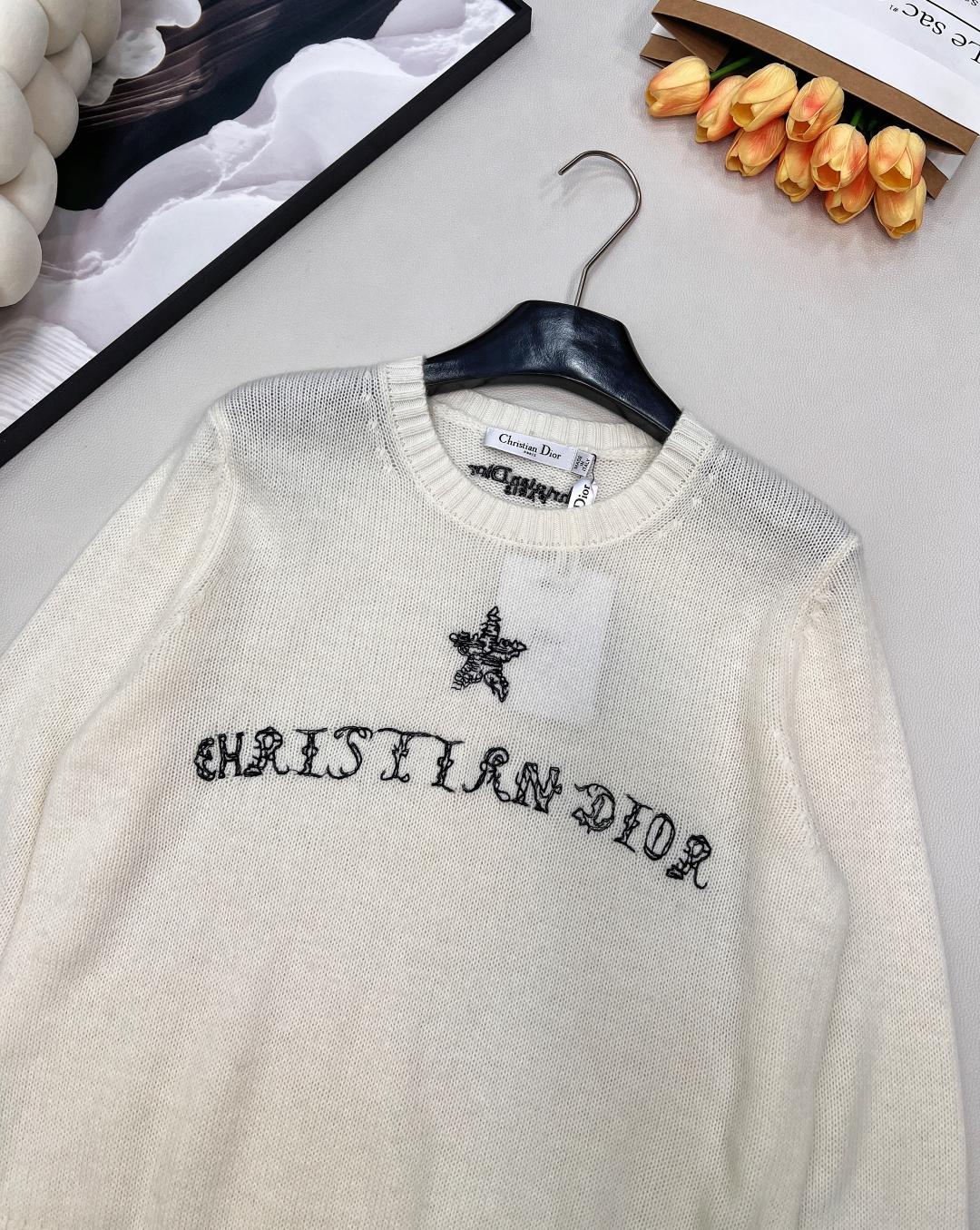 🆕 DIOR 幸运五角星刺绣🪡羊毛针织衫毛衣星光织就的温柔，优雅与浪漫的邂逅以细腻的羊毛羊绒面料与精致的