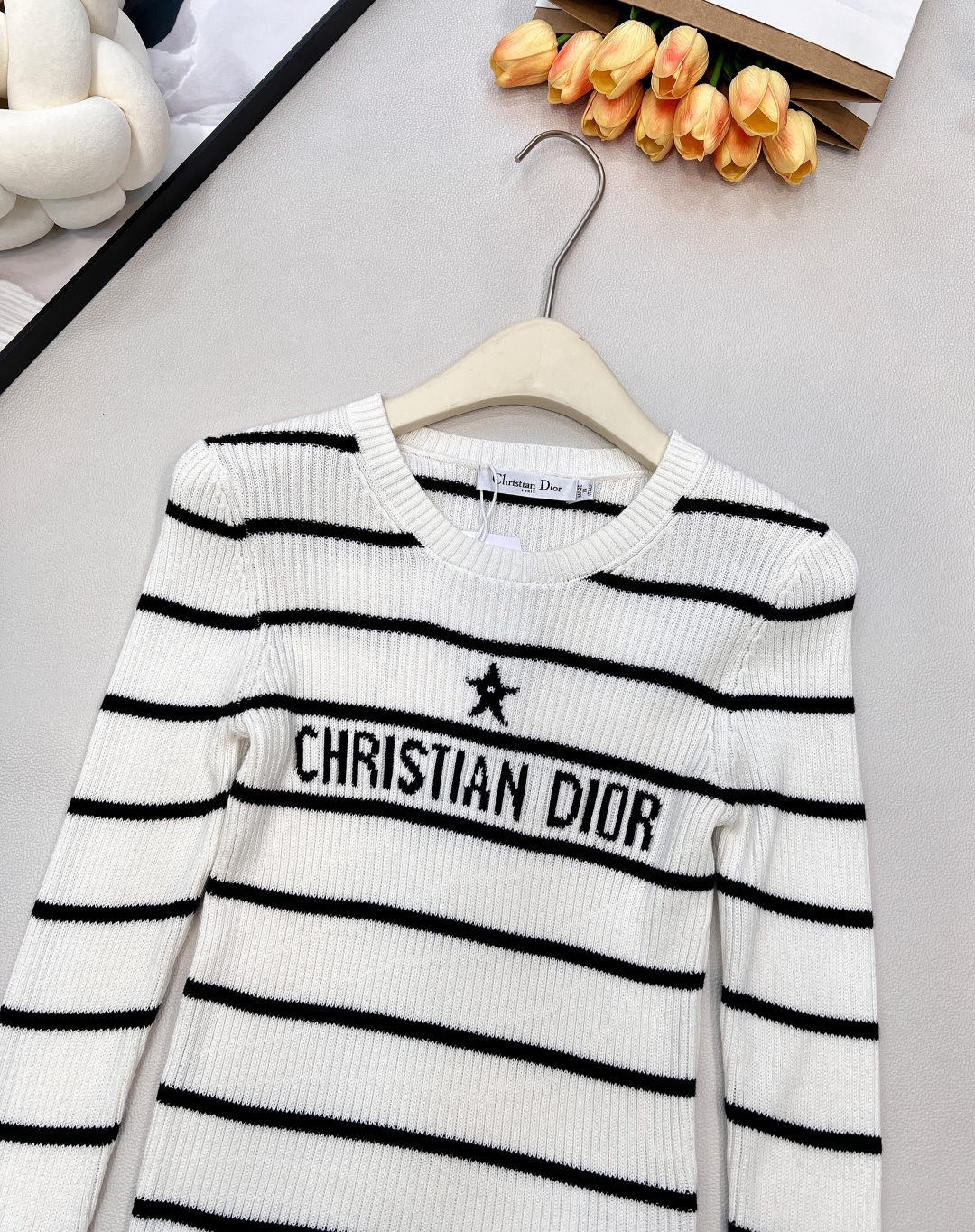 🆕 DIOR 度假⛱️系列条纹针织衫长袖针织衫，缩针弹力比较大，腰部内收，这样比全贴身的更显瘦，满足太多