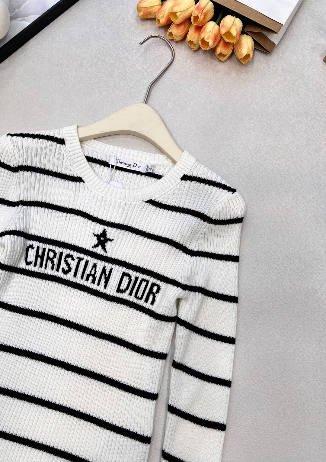 🆕 DIOR 度假⛱️系列条纹针织衫长袖针织衫，缩针弹力比较大，腰部内收，这样比全贴身的更显瘦，满足太多