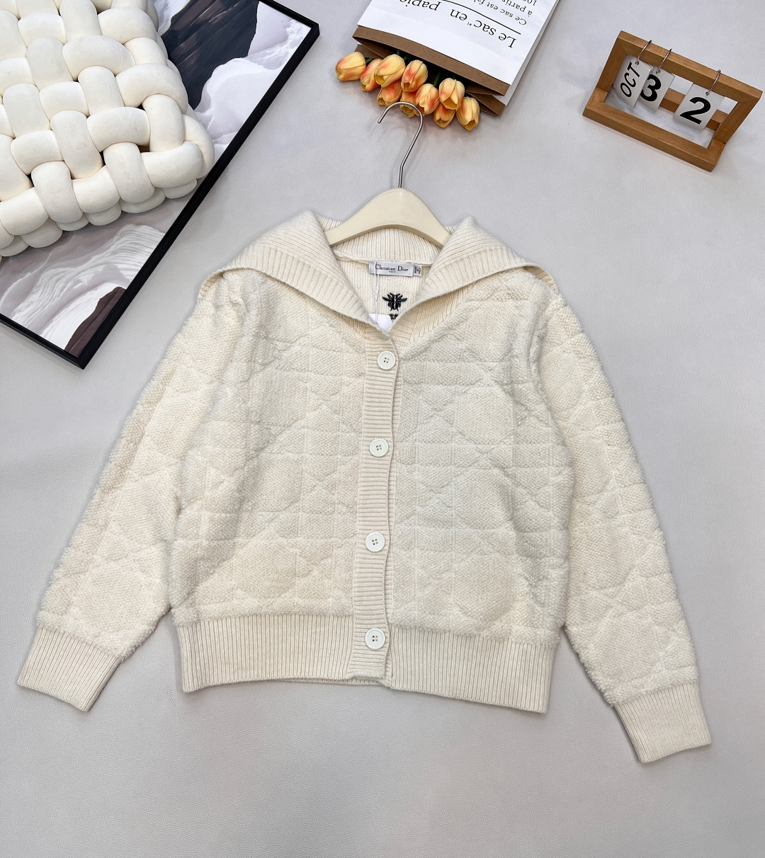 NO:579247,Dior's new autumn and winter navy large lapel cardigan sweater is a super popular classic series. The classic rattan stripes have clear texture, plush is tight and thick, and the silhouette is loose.  A simple, comfortable and classic style that embraces the lazy style of autumn. The drapey knitted sweater has butterfly embroidery on the back. It looks good when worn in the transitional season. It is made of cashmere and wool blend. The texture is soft and the fabric is friendly and moist. It is close-fitting and not tight. It is skin-friendly, comfortable and breathable. After comparison, every detail is precisely measured!  The middle-breasted buttons are made of custom-engraved horn material. Each button has a natural pattern, elegant and beautiful!  The navy-style large lapel design is full of vitality and vitality, gentle and elegant, and full of age-reducing girlishness!  Complete three standards, big shipments, size sml code, dior, sweaters, alexander wang19860909Dior 秋冬新品海军大翻领开衫毛衣超级火爆经典系列来,经典藤条纹纹路清晰 毛绒紧密厚实 宽松廓形 简约舒适经典款袭秋日慵懒风,垂感十足的针织毛衣后背蝴蝶的刺绣.过渡季穿妥妥的好看～采用羊绒羊毛混纺,质地柔软,面料亲和温润,贴身不扎,亲肤舒适又透气,从未有过的柔滑细腻感版型经过对此对比,每一处精密测量！中间排扣定制刻字牛角材质纽扣,每一粒都是自然的花纹,雅致美观！海军风大翻领设计,充满活力与朝气,温柔优雅减龄少女感十足！三标齐全,大货出 尺码sml 编码,,dior,sweaters,alexander wang,Women's clothing