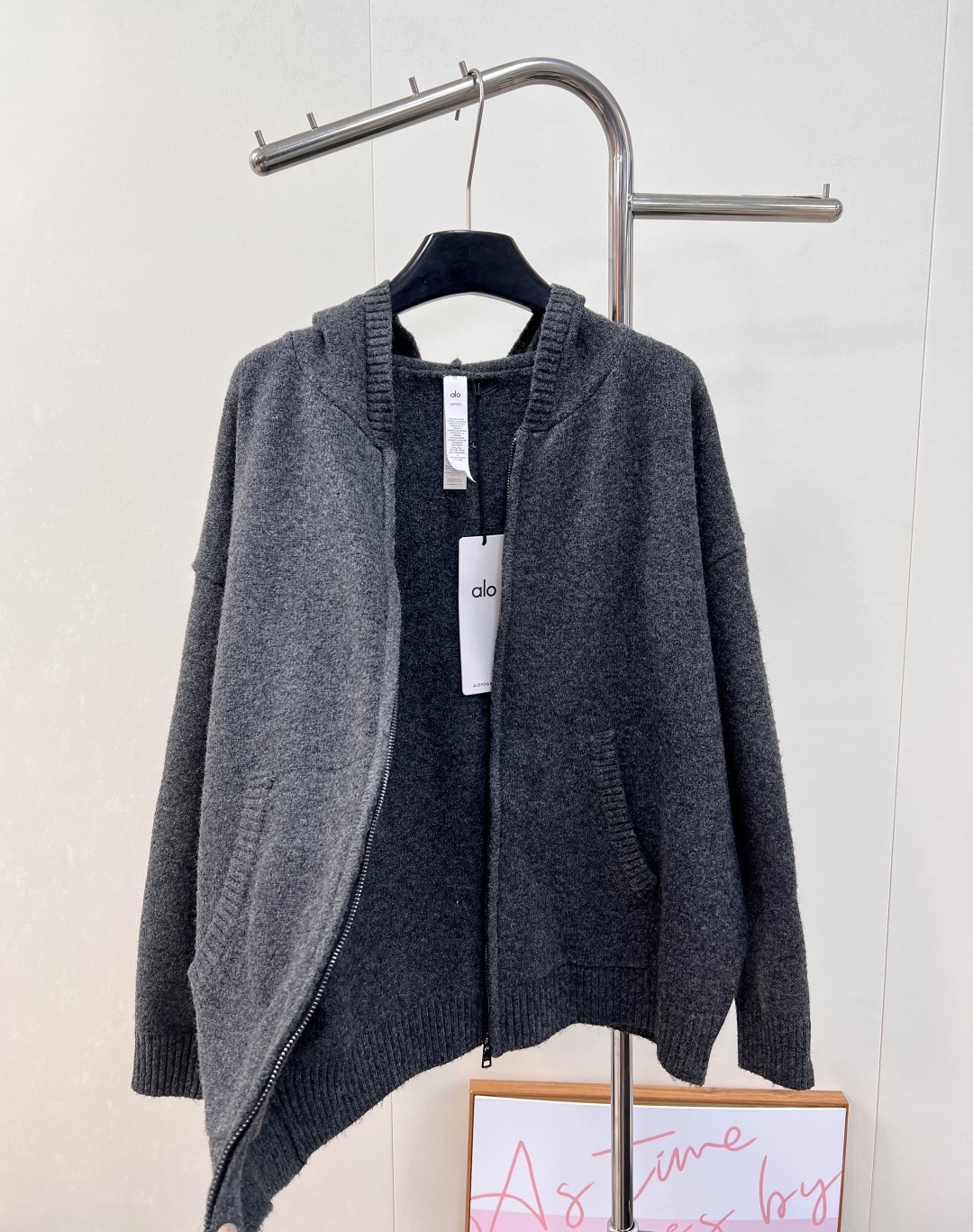 🆕Alo新款拉链连帽针织开衫，高奢针织质感邂逅运动品牌的随性基因，细腻针织面料打造，利落拉链设计搭配立体