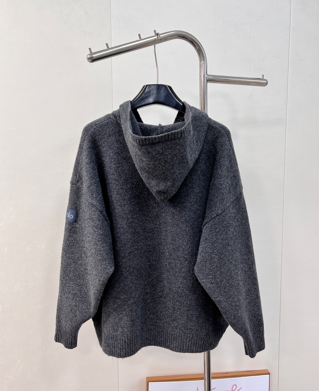 🆕Alo新款拉链连帽针织开衫，高奢针织质感邂逅运动品牌的随性基因，细腻针织面料打造，利落拉链设计搭配立体