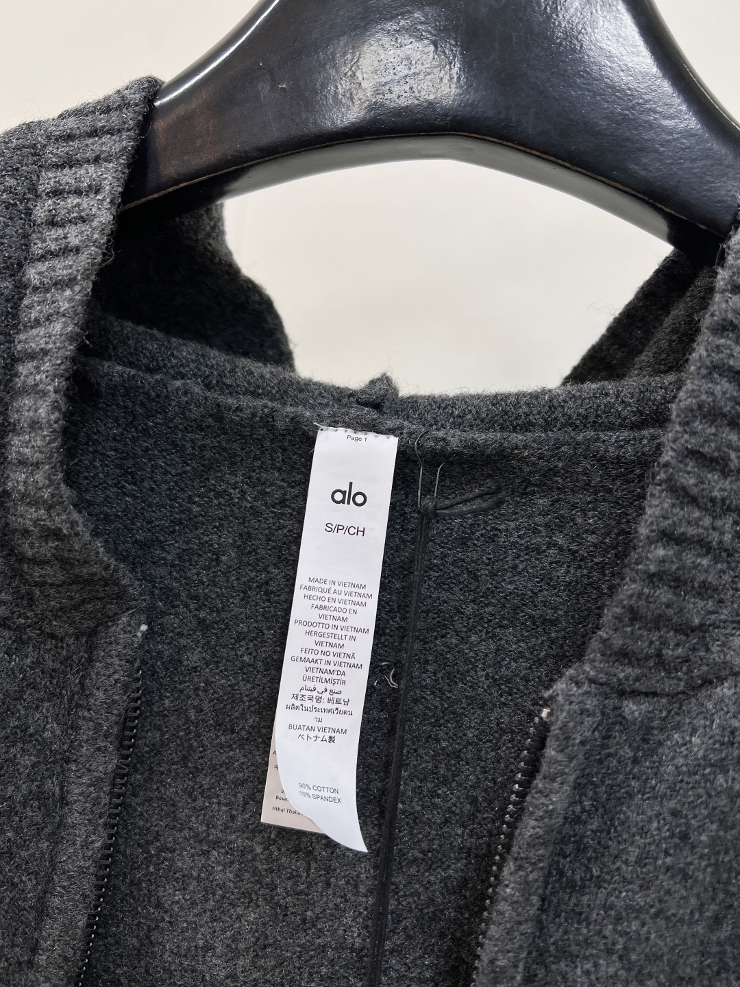 🆕Alo新款拉链连帽针织开衫，高奢针织质感邂逅运动品牌的随性基因，细腻针织面料打造，利落拉链设计搭配立体