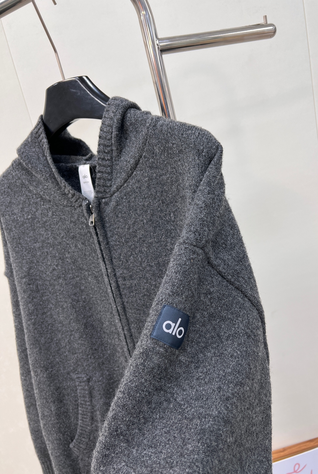 🆕Alo新款拉链连帽针织开衫，高奢针织质感邂逅运动品牌的随性基因，细腻针织面料打造，利落拉链设计搭配立体