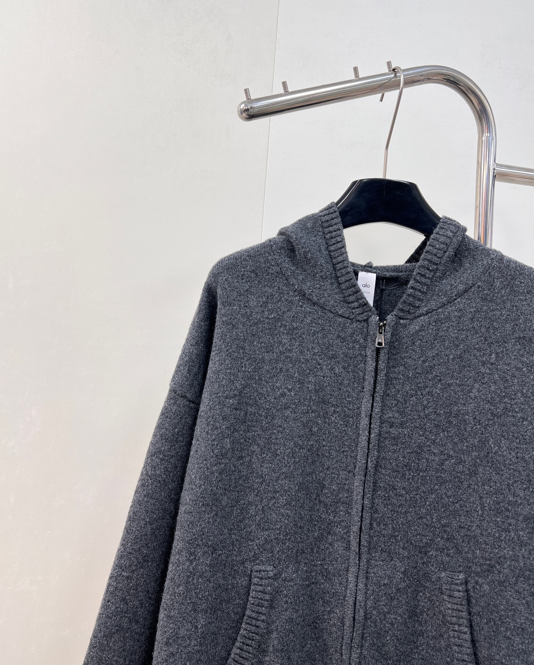 🆕Alo新款拉链连帽针织开衫，高奢针织质感邂逅运动品牌的随性基因，细腻针织面料打造，利落拉链设计搭配立体
