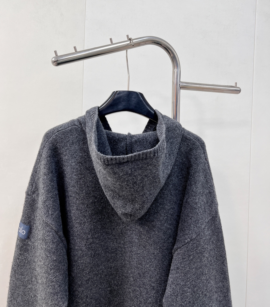 🆕Alo新款拉链连帽针织开衫，高奢针织质感邂逅运动品牌的随性基因，细腻针织面料打造，利落拉链设计搭配立体