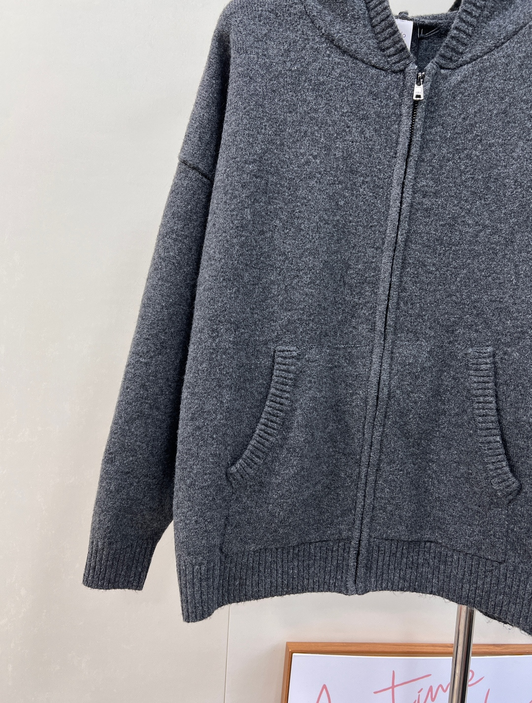 🆕Alo新款拉链连帽针织开衫，高奢针织质感邂逅运动品牌的随性基因，细腻针织面料打造，利落拉链设计搭配立体