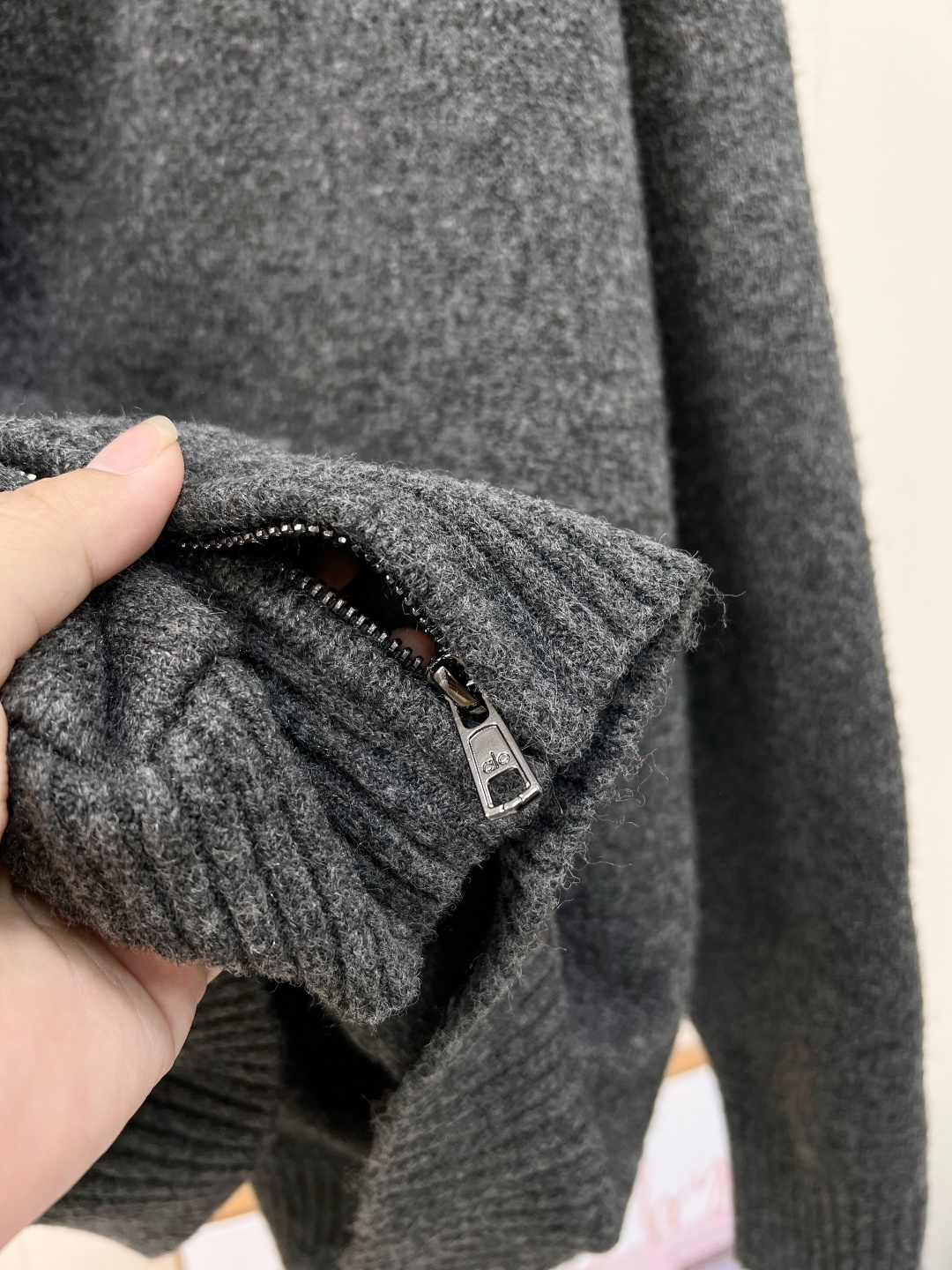 🆕Alo新款拉链连帽针织开衫，高奢针织质感邂逅运动品牌的随性基因，细腻针织面料打造，利落拉链设计搭配立体