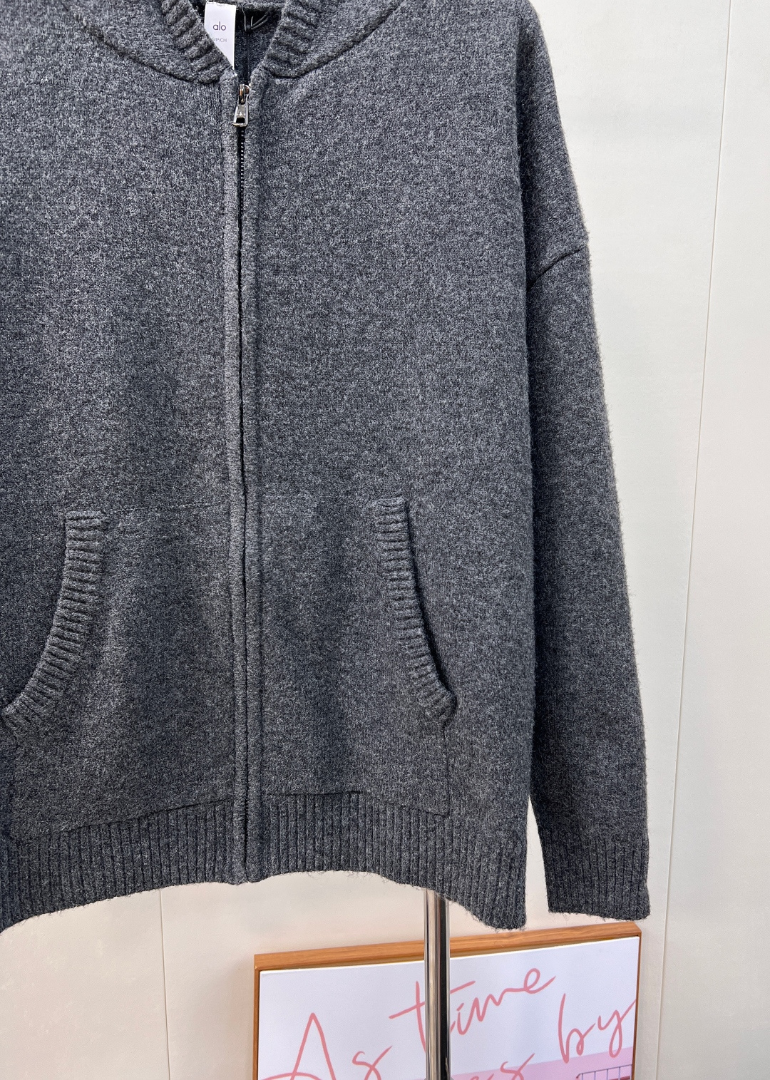 🆕Alo新款拉链连帽针织开衫，高奢针织质感邂逅运动品牌的随性基因，细腻针织面料打造，利落拉链设计搭配立体