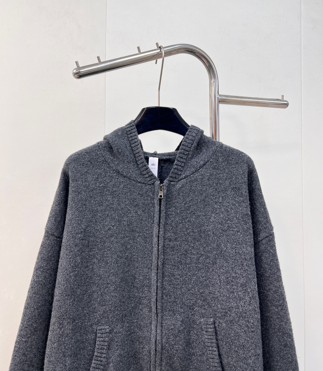 🆕Alo新款拉链连帽针织开衫，高奢针织质感邂逅运动品牌的随性基因，细腻针织面料打造，利落拉链设计搭配立体