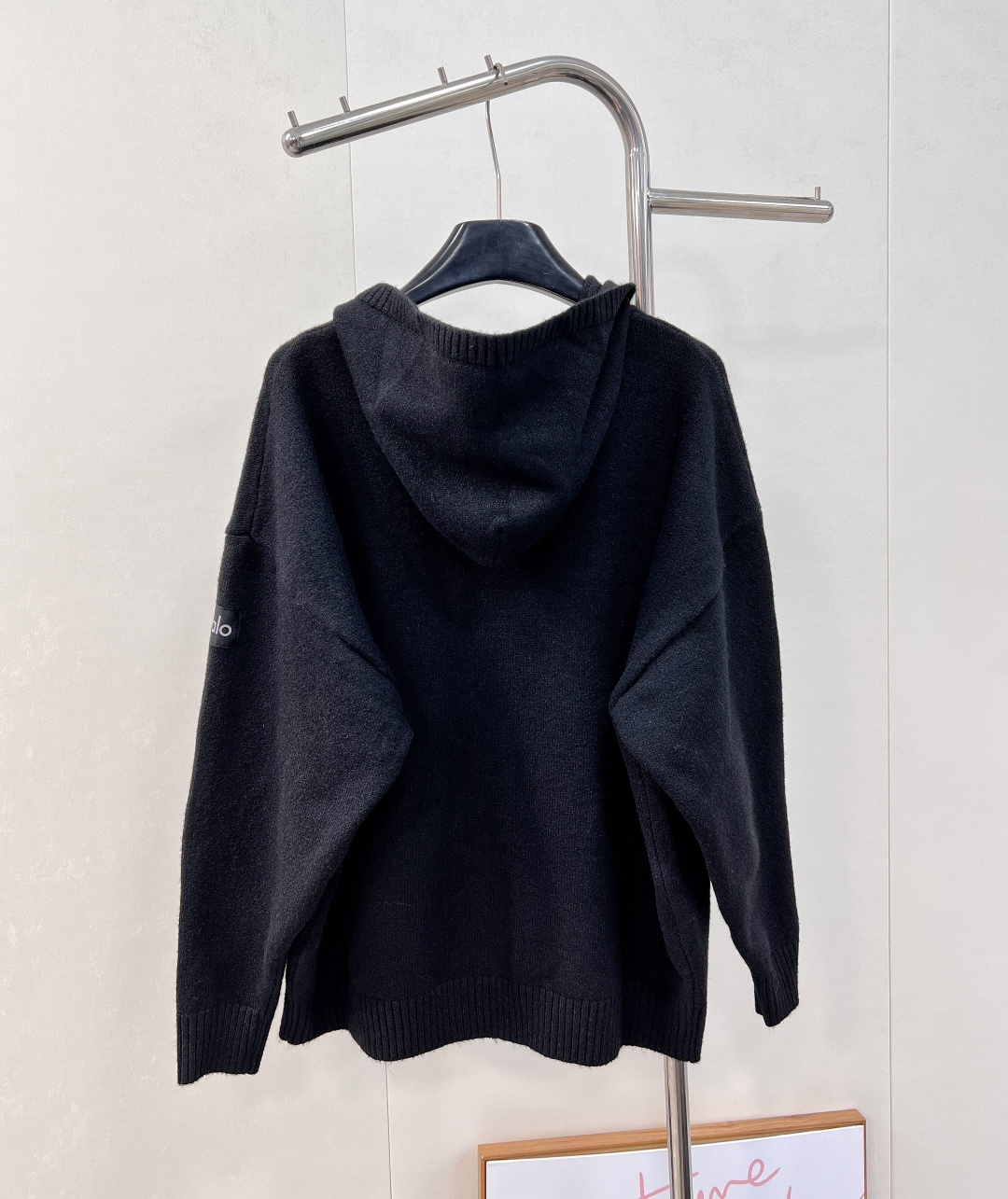 🆕Alo新款拉链连帽针织开衫，高奢针织质感邂逅运动品牌的随性基因，细腻针织面料打造，利落拉链设计搭配立体