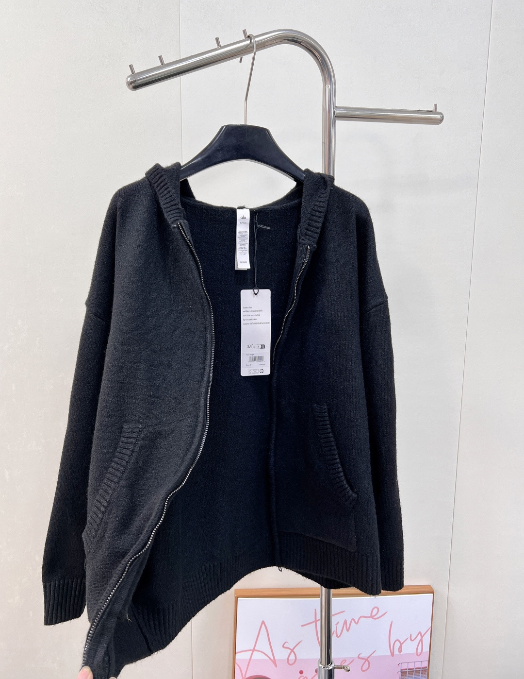 🆕Alo新款拉链连帽针织开衫，高奢针织质感邂逅运动品牌的随性基因，细腻针织面料打造，利落拉链设计搭配立体