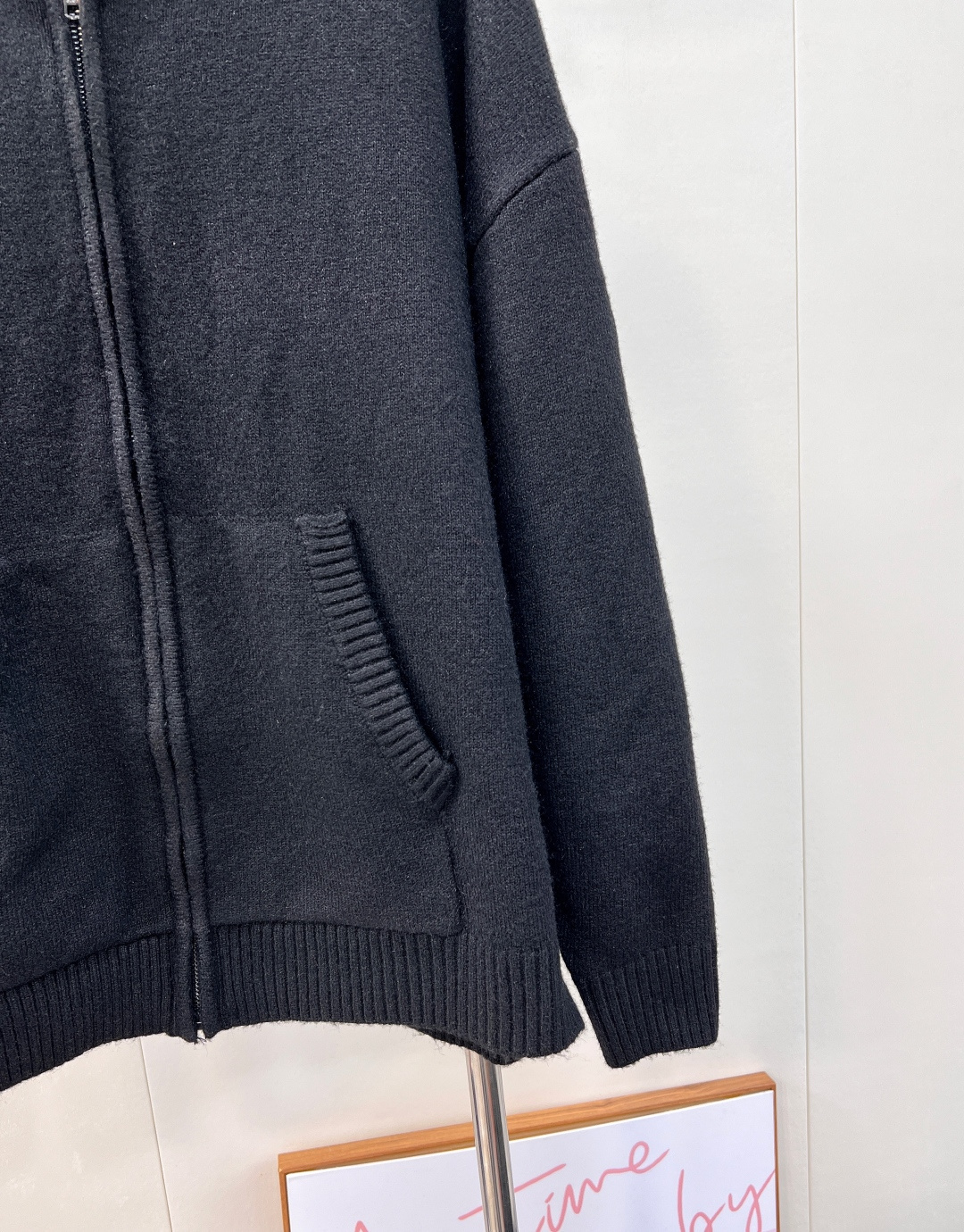 🆕Alo新款拉链连帽针织开衫，高奢针织质感邂逅运动品牌的随性基因，细腻针织面料打造，利落拉链设计搭配立体