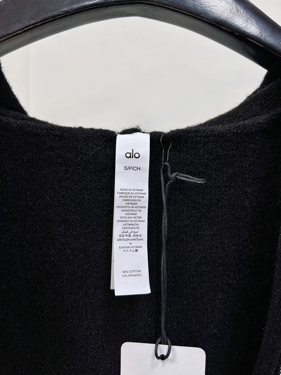 🆕Alo新款拉链连帽针织开衫，高奢针织质感邂逅运动品牌的随性基因，细腻针织面料打造，利落拉链设计搭配立体