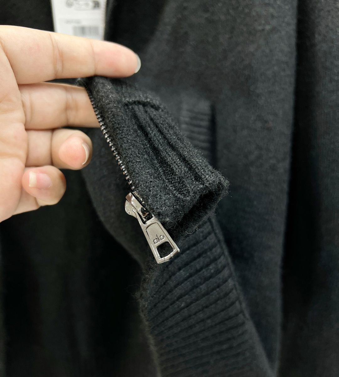 🆕Alo新款拉链连帽针织开衫，高奢针织质感邂逅运动品牌的随性基因，细腻针织面料打造，利落拉链设计搭配立体