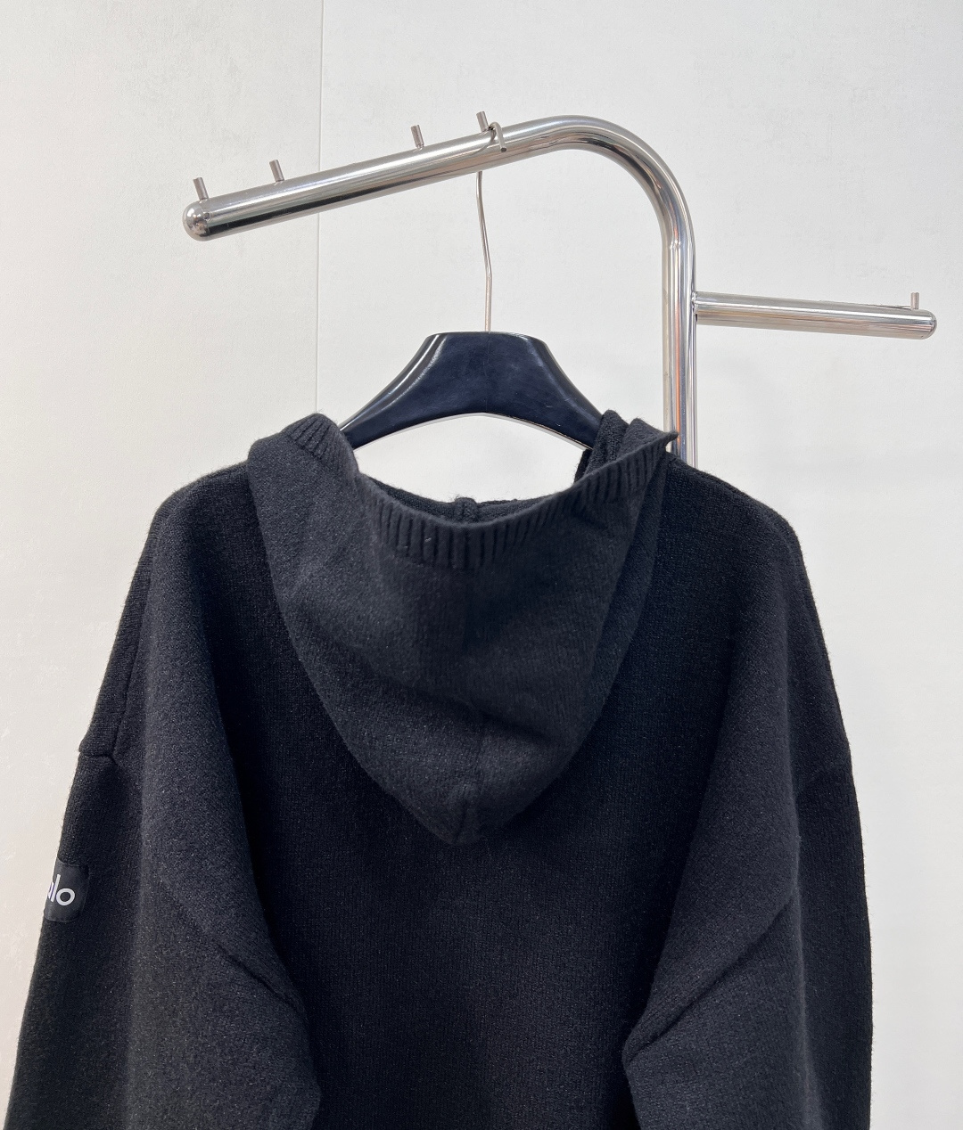 🆕Alo新款拉链连帽针织开衫，高奢针织质感邂逅运动品牌的随性基因，细腻针织面料打造，利落拉链设计搭配立体