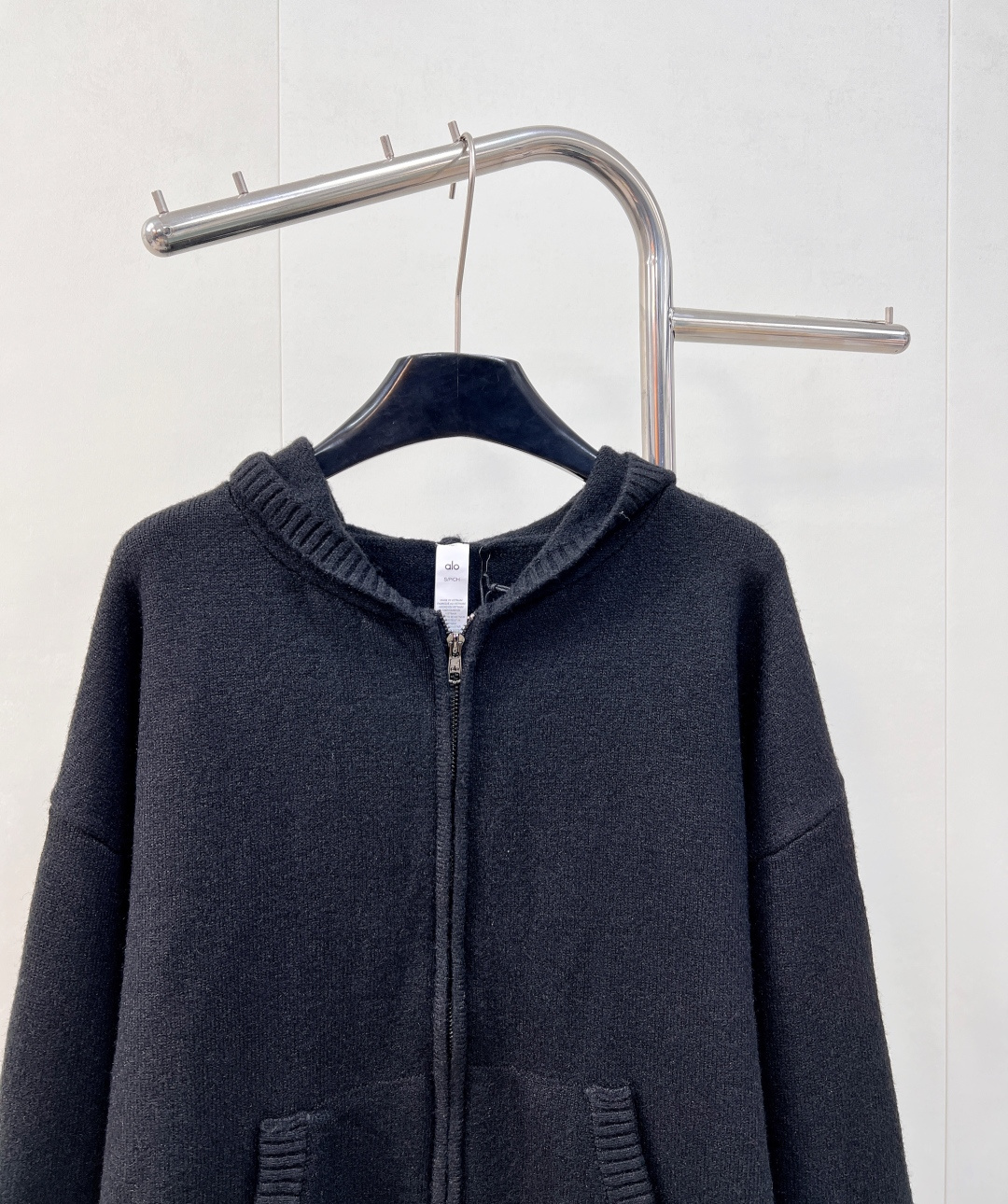 🆕Alo新款拉链连帽针织开衫，高奢针织质感邂逅运动品牌的随性基因，细腻针织面料打造，利落拉链设计搭配立体