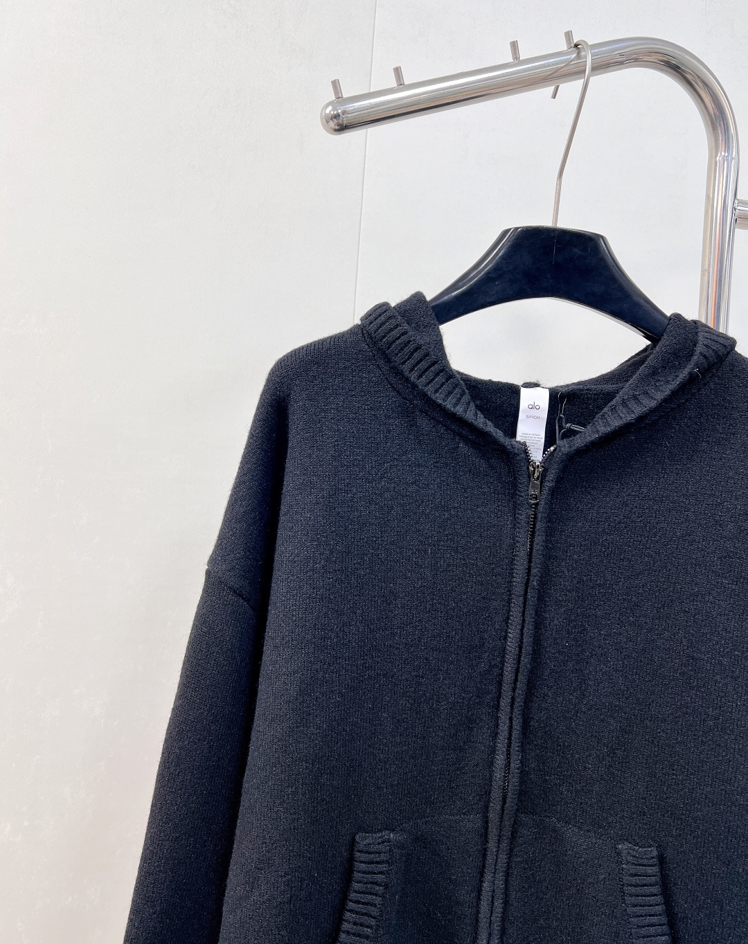 🆕Alo新款拉链连帽针织开衫，高奢针织质感邂逅运动品牌的随性基因，细腻针织面料打造，利落拉链设计搭配立体