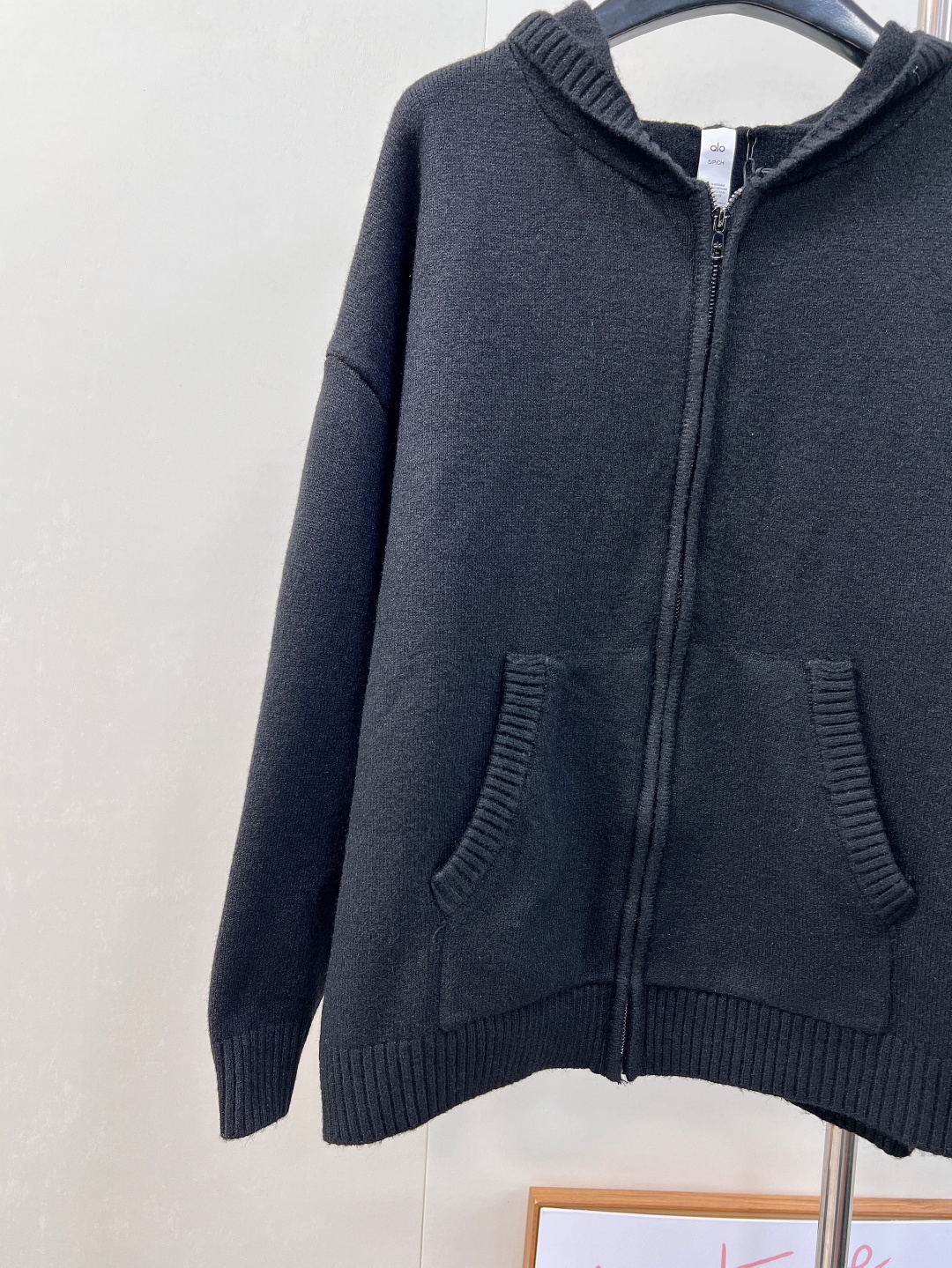 🆕Alo新款拉链连帽针织开衫，高奢针织质感邂逅运动品牌的随性基因，细腻针织面料打造，利落拉链设计搭配立体