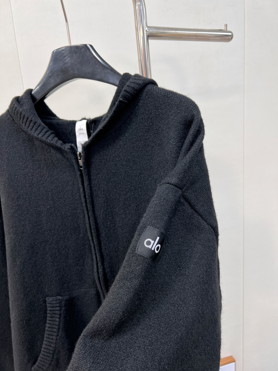 🆕Alo新款拉链连帽针织开衫，高奢针织质感邂逅运动品牌的随性基因，细腻针织面料打造，利落拉链设计搭配立体