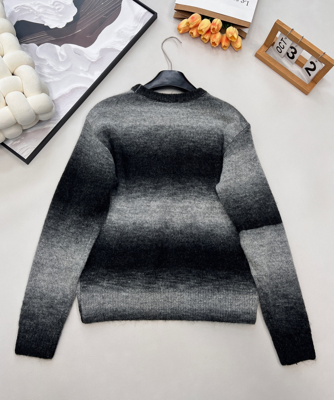 🆕Chanel2025新款网纱蝴蝶结晕染圆领毛衣，定制YB羊绒纱线织造，舒适保暖，毛感明显，圆领毛衣宽松