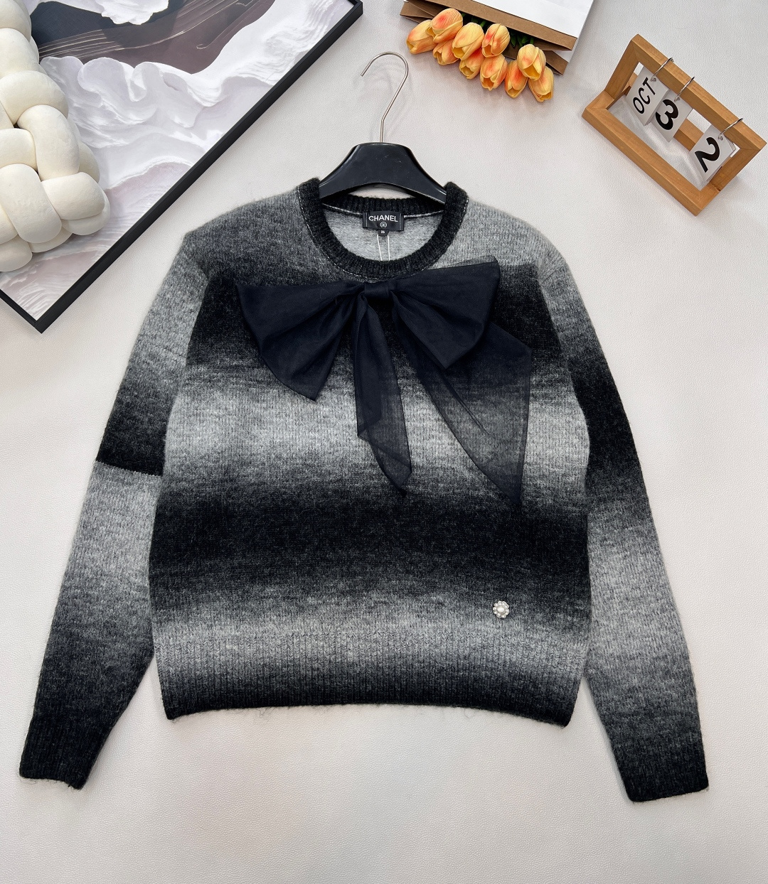🆕Chanel2025新款网纱蝴蝶结晕染圆领毛衣，定制YB羊绒纱线织造，舒适保暖，毛感明显，圆领毛衣宽松