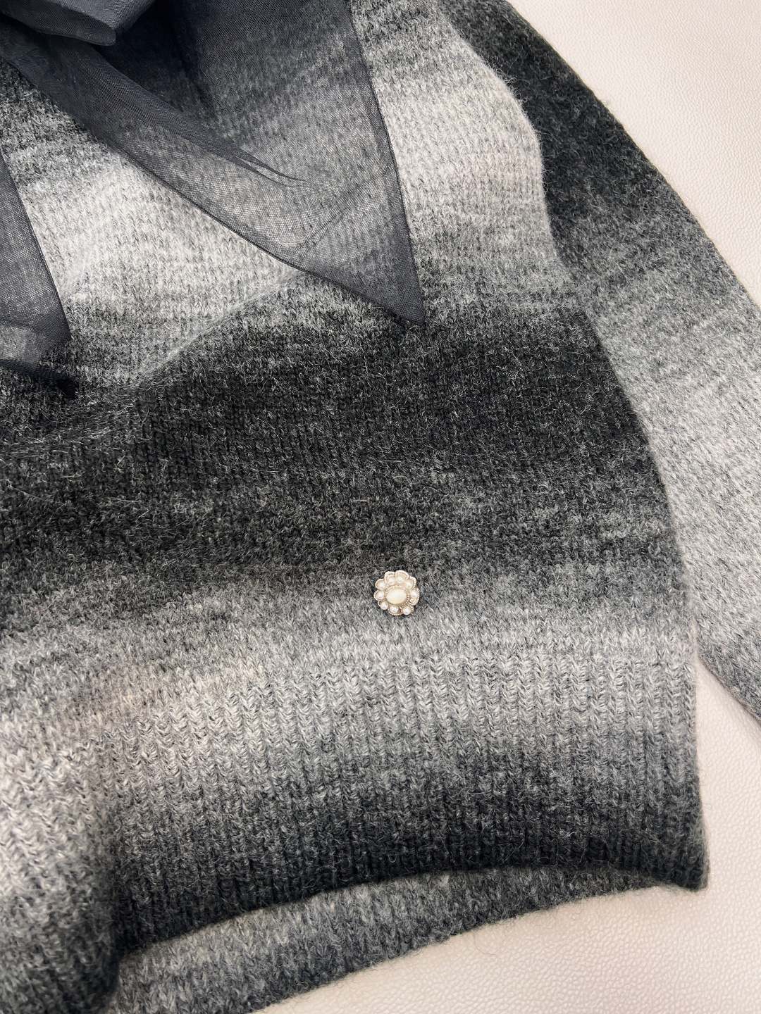 🆕Chanel2025新款网纱蝴蝶结晕染圆领毛衣，定制YB羊绒纱线织造，舒适保暖，毛感明显，圆领毛衣宽松