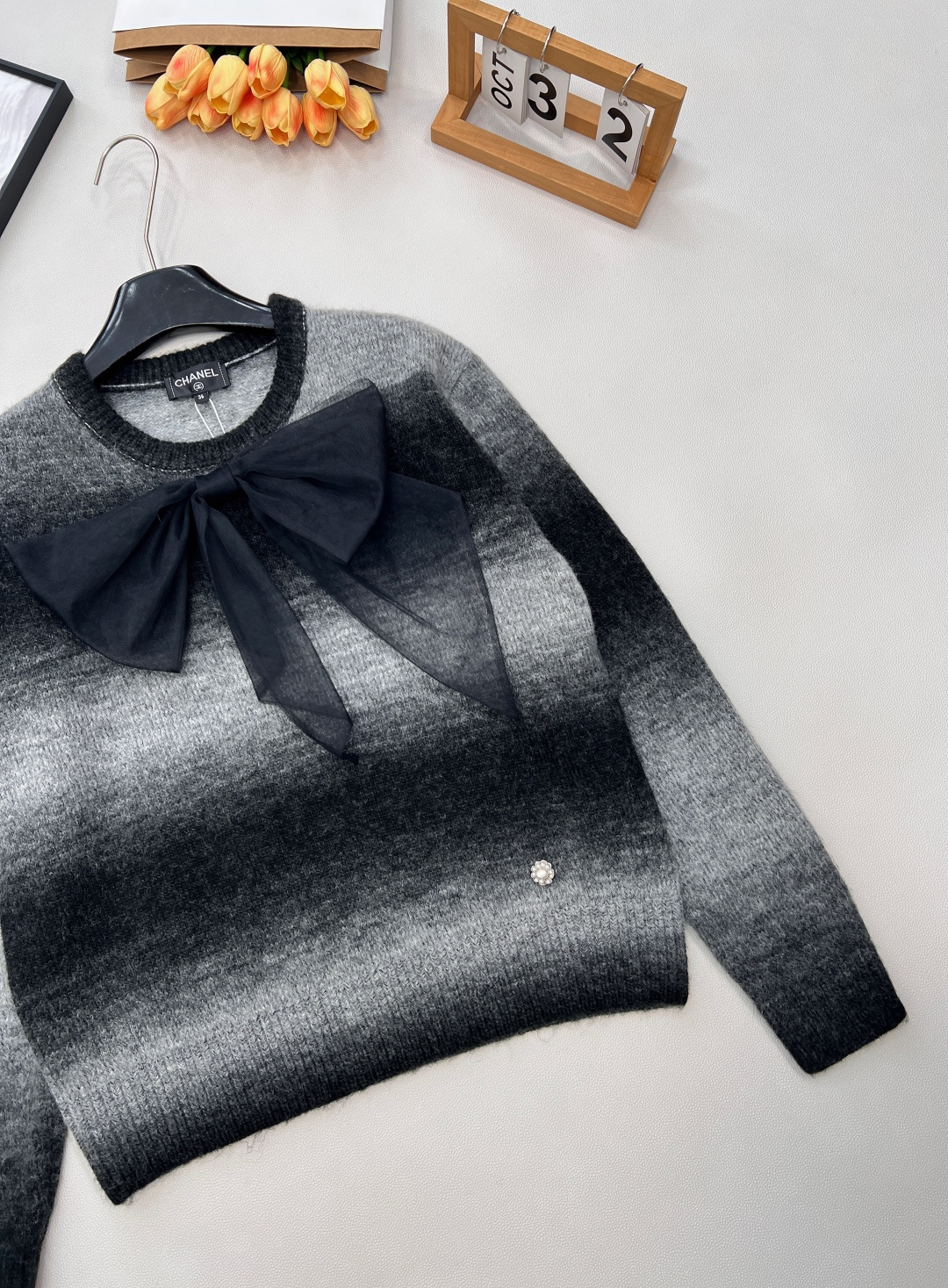 🆕Chanel2025新款网纱蝴蝶结晕染圆领毛衣，定制YB羊绒纱线织造，舒适保暖，毛感明显，圆领毛衣宽松
