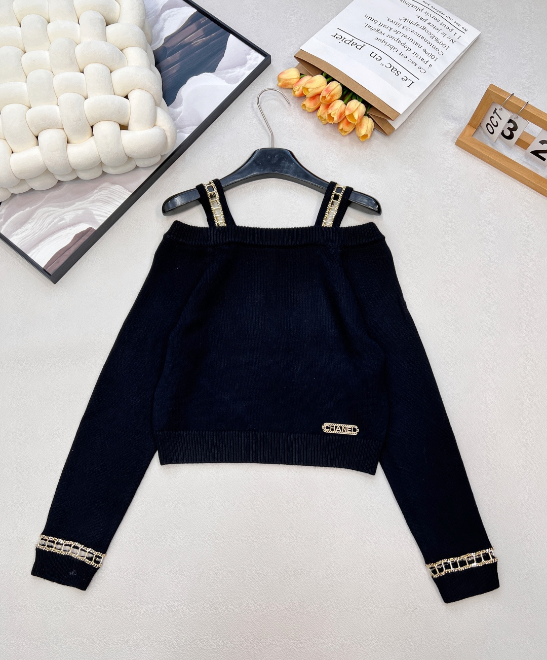 🆕CHANEL新款漏肩链条长袖针织上衣，这款小香风漏肩链条长袖针织上衣，以Chanel标志性的优雅基因，